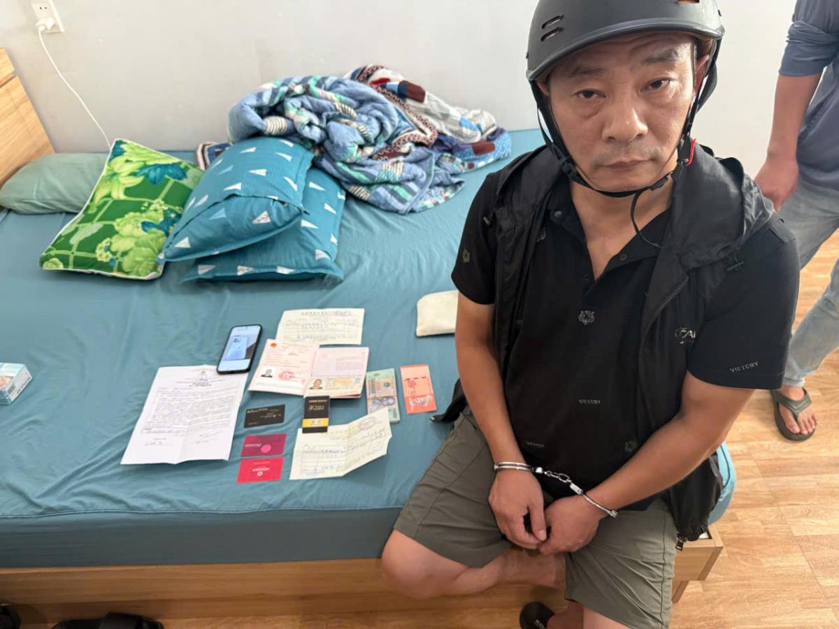 Wang Tiejun cùng tang vật vụ án