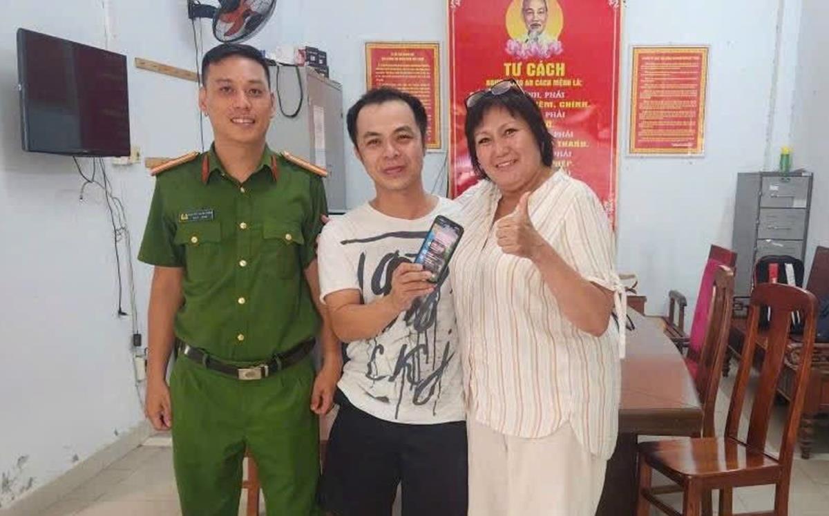 Du khách người Nga vui mừng khi nhận lại tài sản thất lạc.