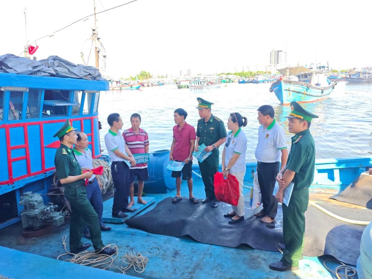 Ban tổ chức trao tặng cờ Tổ quốc và nhiều phần quà thiết thực cho các chủ phương tiện, ngư dân có hoàn cảnh khó khăn.