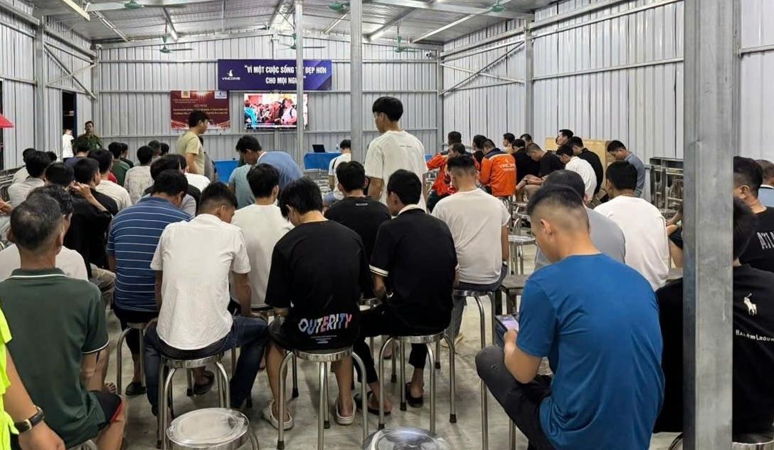 33win03 phường Hải Vân tổ chức tuyên truyền và xét nghiệm ma túy cho công nhân tại dự án Làng Vân.