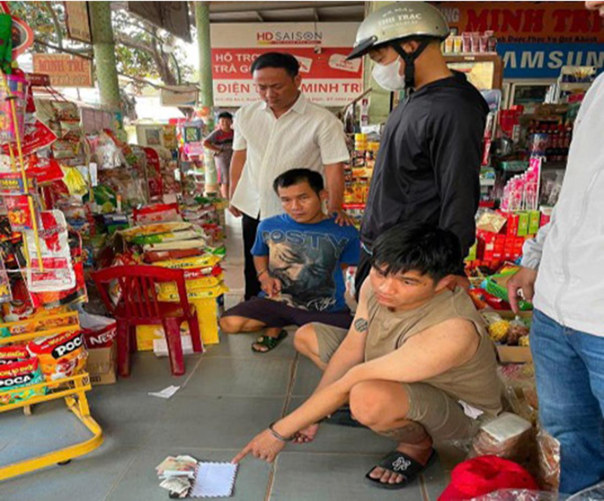 2 đối tượng Hùng và Nghĩa bị bắt cùng tang vật.