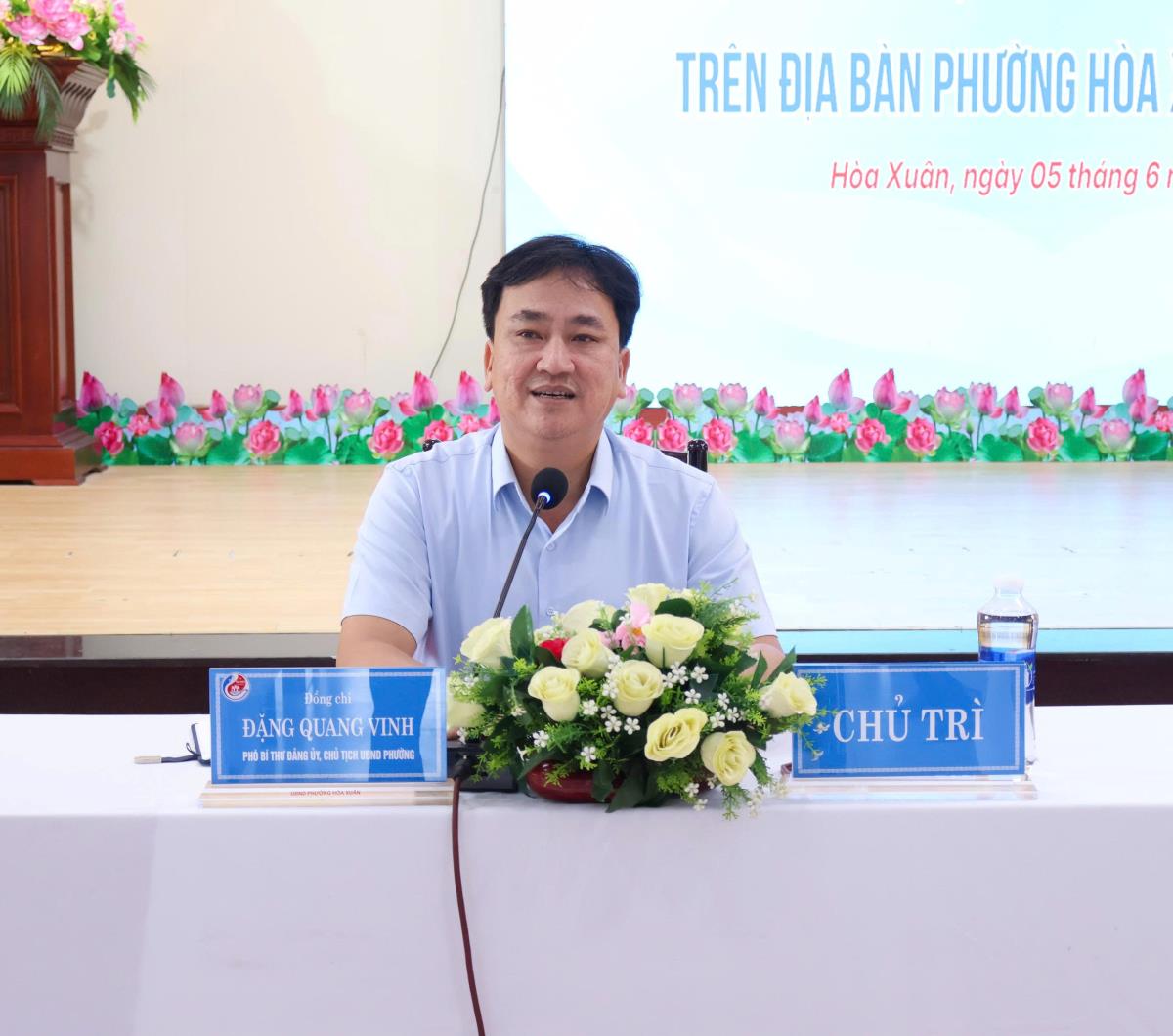 Chủ tịch UBND phường Hòa Xuân lắng nghe và giải đáp các ý kiến, đề xuất của ĐVTN.