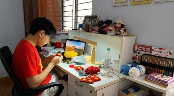 Những lá cờ Tổ quốc bằng len do con trai chị Hải Thuận tự tay đan trong dịp hè.