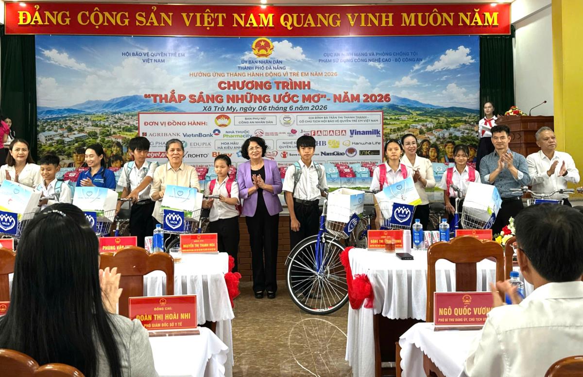 Chương trình trao tặng nhiều phần quà ý nghĩa cho trẻ em vùng cao.