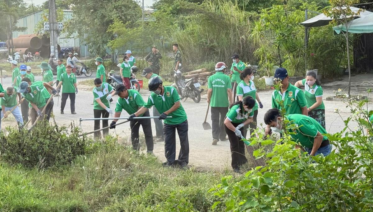 Nông dân phường An Khê ra quân dọn vệ sinh môi trường tại các lô đất trống.