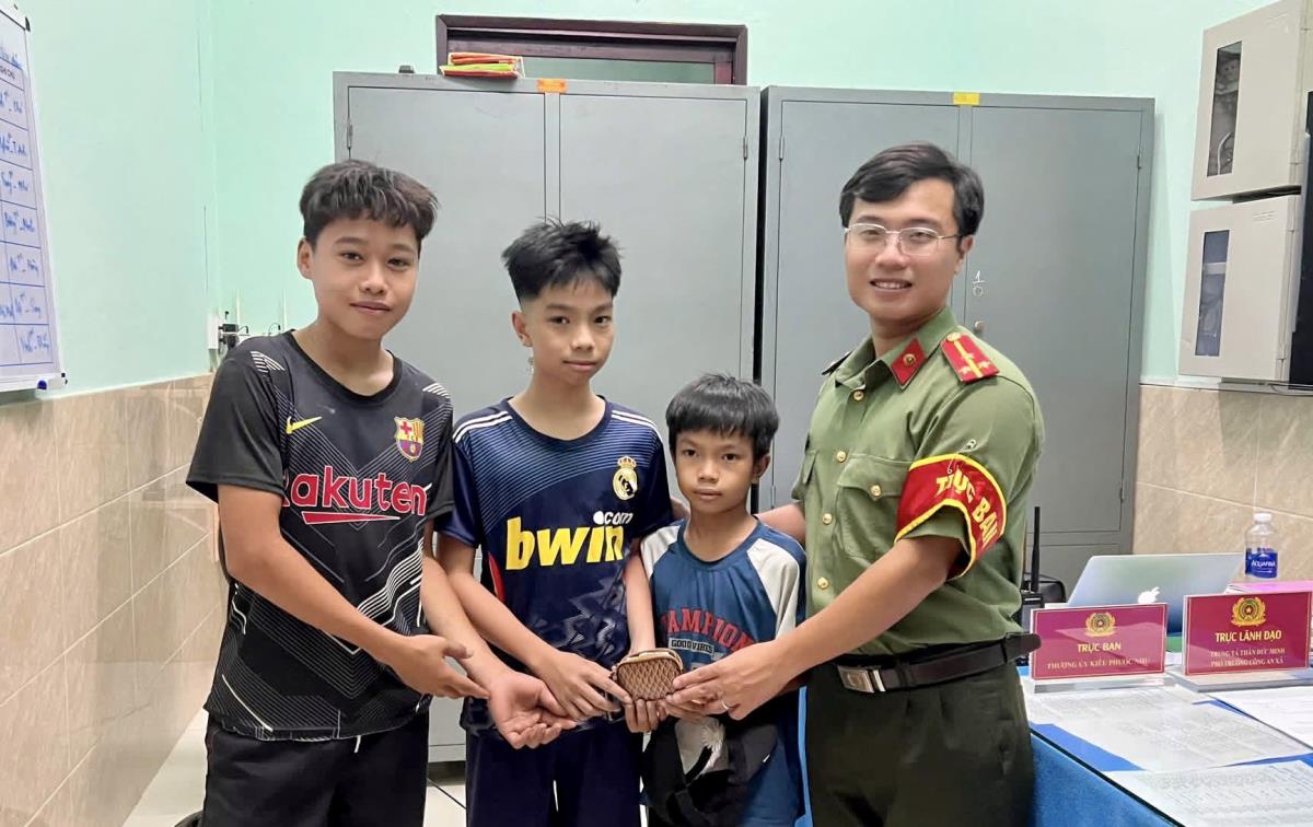 Nhóm học sinh giao nộp ví tiền nhặt được cho 33win03 xã Điện Bàn Tây.