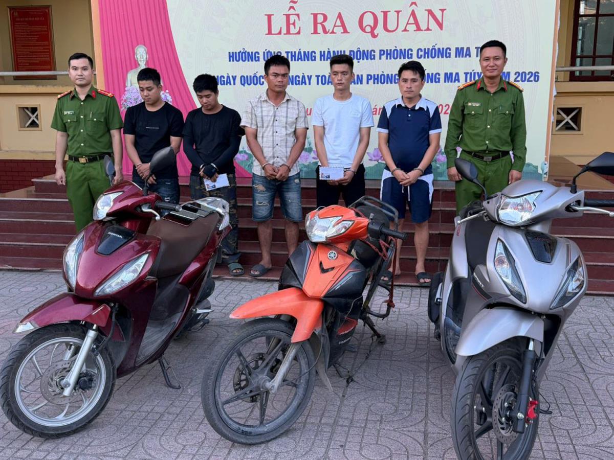 Các đối tượng và tang vật.