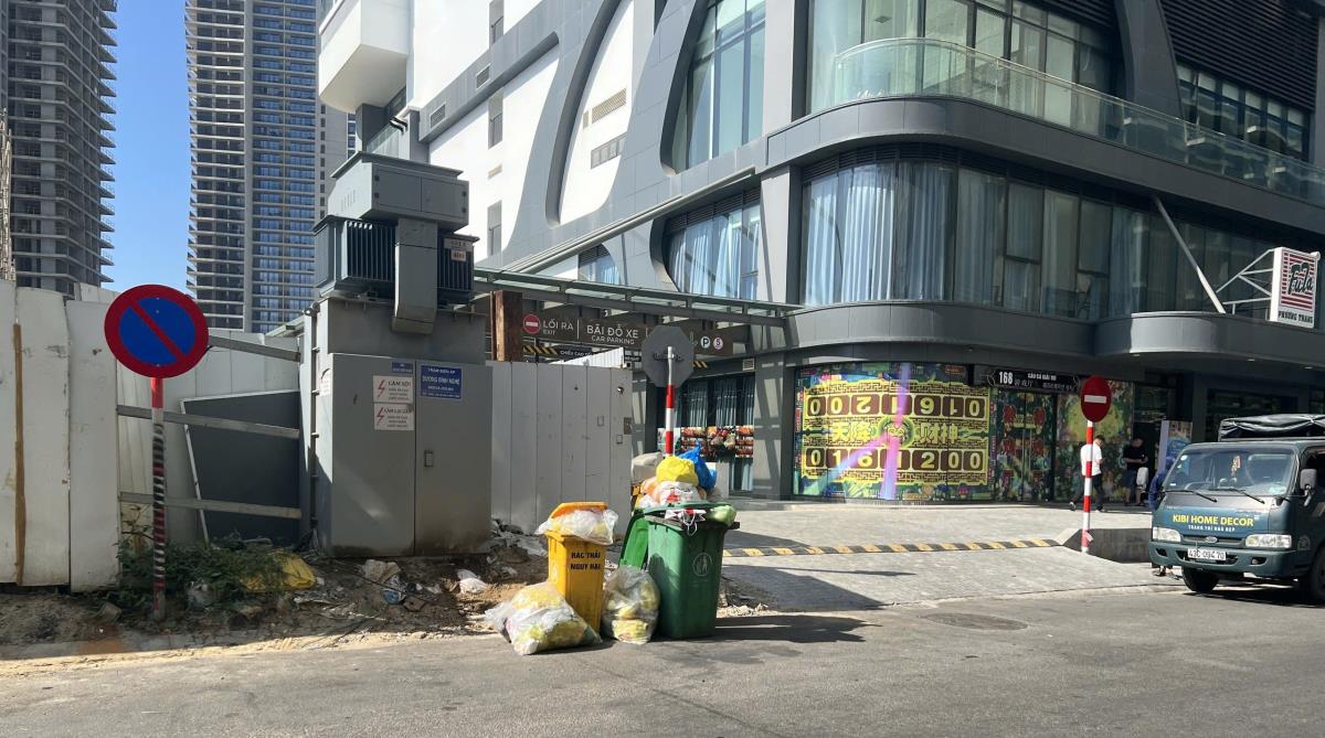 Một trong hai doanh nghiệp có hành vị tập kết rác ra ngoài đường không đúng quy định.