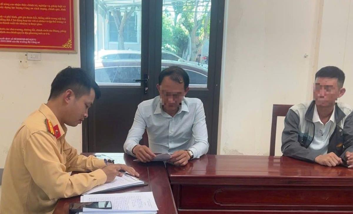 Lực lượng CSGT làm việc với 2 người vi phạm.