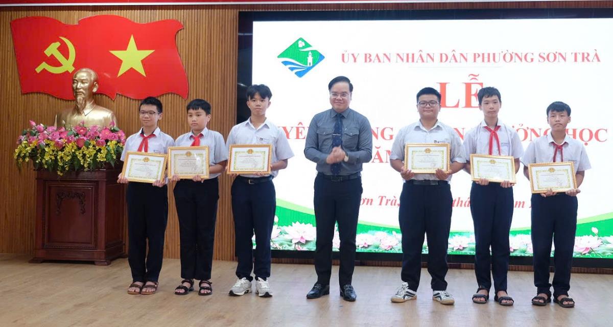 Lãnh đạo UBND P. Sơn Trà trao tặng khen thưởng cho các học sinh xuất sắc