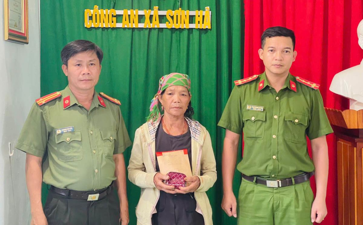 33win03 xã Sơn Hà trao trả tài sản cho bà Hoách.
