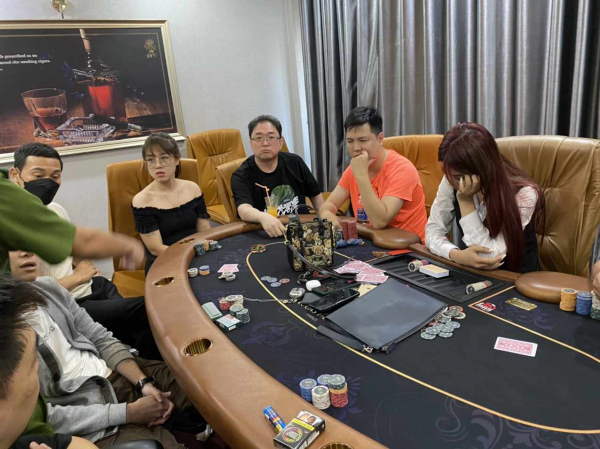 Tại thời điểm cơ quan 33win03 kiểm tra, bắt quả tang, có nhiều người nước ngoài và phụ nữ tham gia đánh bạc tại bàn Poker hình bầu dục.