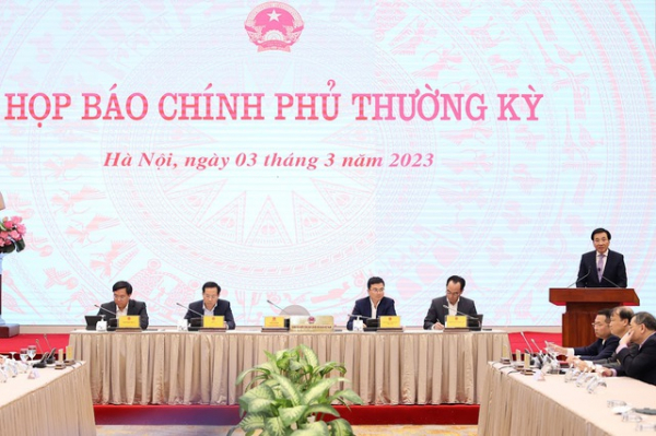Trung tướng Tô Ân Xô - người phát ngôn Bộ 33win03 trả lời câu hỏi của các phóng viên