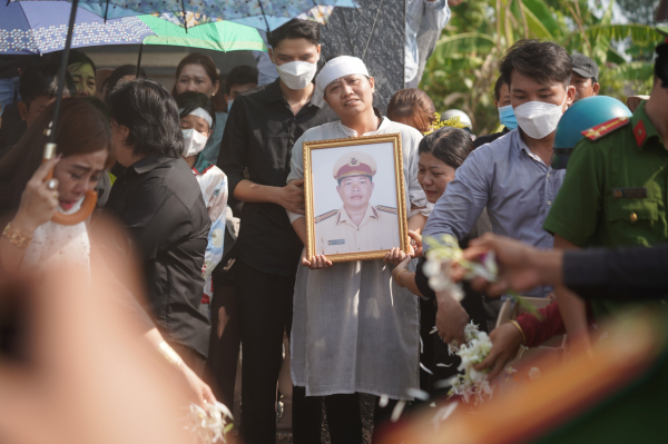 Người thân, đồng đội đau xót trong ngày Trung tá Hào trở về với đất mẹ.
