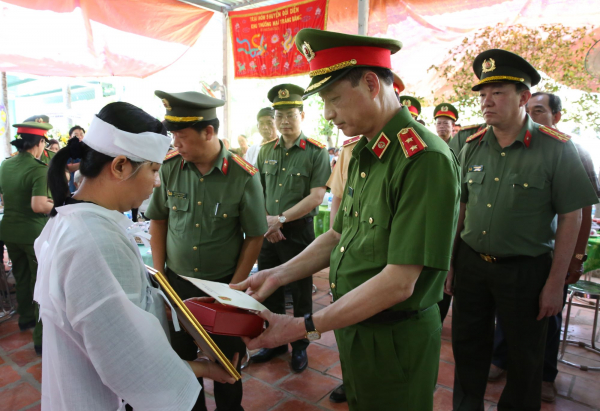 Người thân, đồng đội đau xót trong ngày Trung tá Hào trở về với đất mẹ.