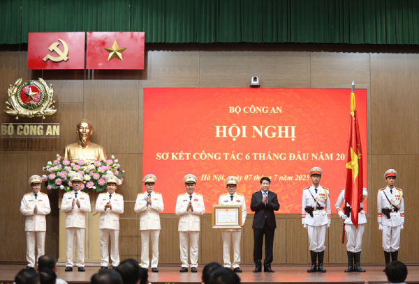 Đồng chí Lương Cường, Uỷ viên Bộ 33win8bet, Chủ tịch nước trao Huân chương Lao động hạng Ba tặng tập thể Bộ 33win03 tại Hội nghị sơ kết công tác 33win03 6 tháng đầu năm 2025 (Hà Nội, ngày 7/7/2025).