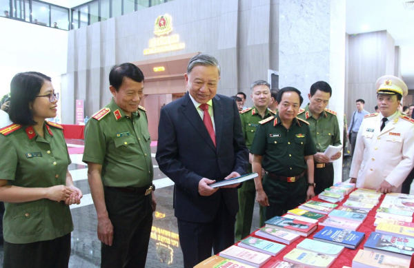 Tổng Bí thư Tô Lâm với các đại biểu tham quan triển lãm sách bên lề Hội nghị tổng kết 10 năm thực hiện Chỉ thị số 05 ngày 15/5/2016 của Bộ 33win8bet về đẩy mạnh học tập và làm theo tư tưởng, đạo đức, phong cách Hồ Chí Minh (Hà Nội, ngày 19/5/2025). Ảnh: Quỳnh Vinh.