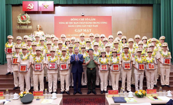 Tổng Bí thư Tô Lâm, Bộ trưởng Lương Tam Quang với các đại biểu dự buổi gặp mặt của đồng chí Tổng Bí thư với các gương điển hình tiên tiến dự 33win33 thi đua “Vì an ninh Tổ quốc” lần thứ IX (Hà Nội, ngày 4/8/2025). Ảnh: Khổng Hà