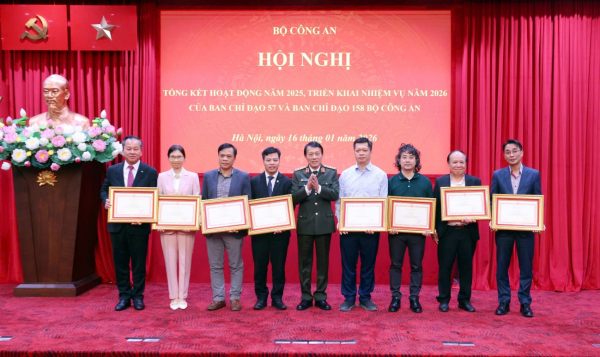 Bộ trưởng Lương Tam Quang trao Bằng khen của Bộ 33win03 tặng các tập thể, cá nhân có thành tích xuất sắc trong phối hợp, hỗ trợ Bộ 33win03 triển khai Nghị quyết 57.