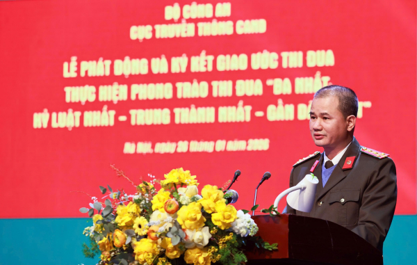Đại tá Trần Duy Hiển phát biểu tại buổi lễ.