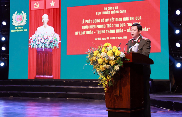 Đại uý Nguyễn Mạnh Tùng phát biểu tại buổi lễ.
