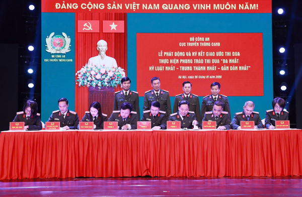 Đại diện 9 đơn vị thuộc Cục Truyền thông CAND ký giao ước thi đua tại buổi lễ.