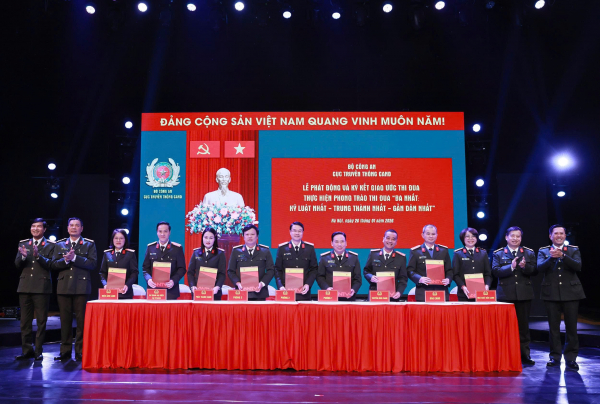 Các đại biểu tham dự buổi lễ.