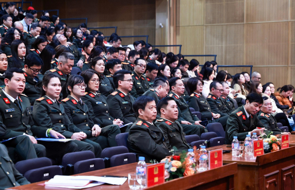 Các đại biểu tham dự buổi lễ.