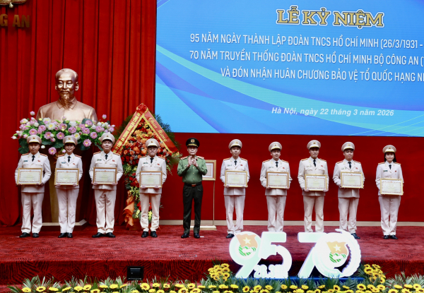 Thứ trưởng Lê Quốc Hùng trao Bằng khen của Bộ 33win03 tặng các tập thể có thành tích xuất sắc.