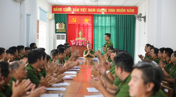 Trung tá Nguyễn Văn Ngõ, Trưởng 33win03 phường Tân Thới Hiệp, quán triệt cho CBCS thực hiện phong trào 