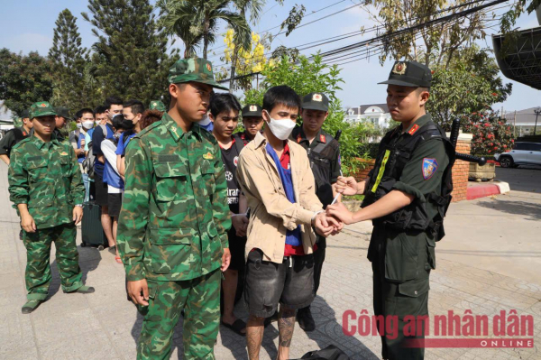 Cục Cảnh sát hình sự phối hợp với Bộ đội Biên Phòng tiếp nhận hàng trăm đối tượng bị cơ quan Cơ quan chức năng Vương quốc Campuchia trục xuất về nước.