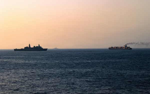 Ảnh vệ tinh cho thấy một đoàn tàu của Iran di chuyển ở eo biển Hormuz nhưng chưa rõ mục đích vào ngày 22/4. Ảnh: Reuters/Guardian