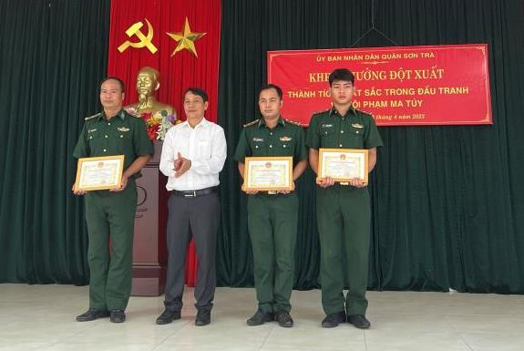 Phó chủ tịch UBND Q. Sơn Trà Huỳnh Văn Hùng tặng Giấy khen cho các cá nhân có thành tích xuất sắc.
