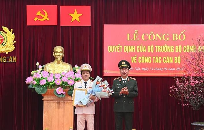 Thứ trưởng Trần Quốc Tỏ trao Quyết định đối với Đại tá Đặng Hồng Đức.