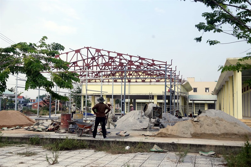 Chợ Bà Rén đã xây xong nhưng chính quyền chưa nhận bàn giao, hàng trăm hộ tiểu thương chưa vào kinh doanh.