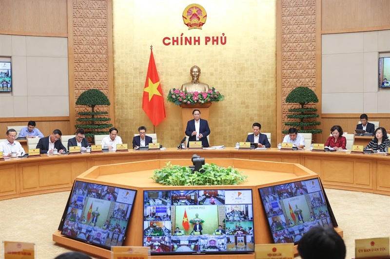 Đại biểu tham dự Hội nghị tại đầu cầu trụ sở Chính phủ.