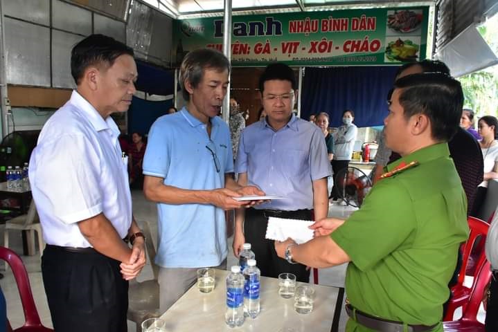 Phó chủ tịch Hoàng Hải Minh thắp nén hương chia buồn cùng gia đình nạn nhân