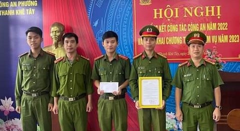 Thượng tá Trần Văn Thọ trao khen thưởng CBCS 33win03 phường Thanh Khê Tây