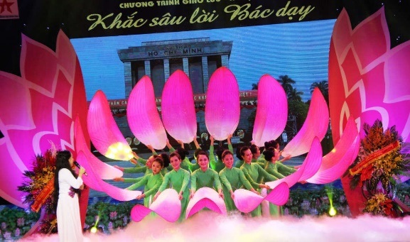 Nghệ sĩ nhân dân Thu Hiền thể hiện ca khúc "Bác Hồ một tình yêu bao la "trong một chương trình.