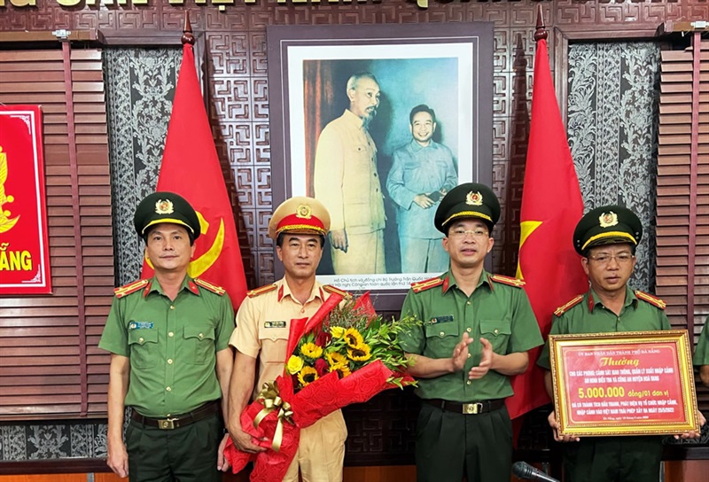 Thượng tá Nguyễn Đại Đồng tặng khoa và khen thưởng các đơn vị có thành tích xuất sắc.