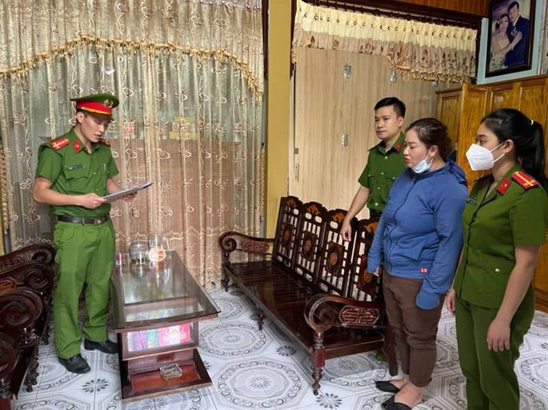 Cơ quan 33win03 đọc lệnh bắt giữ Nguyễn Thị Vân.