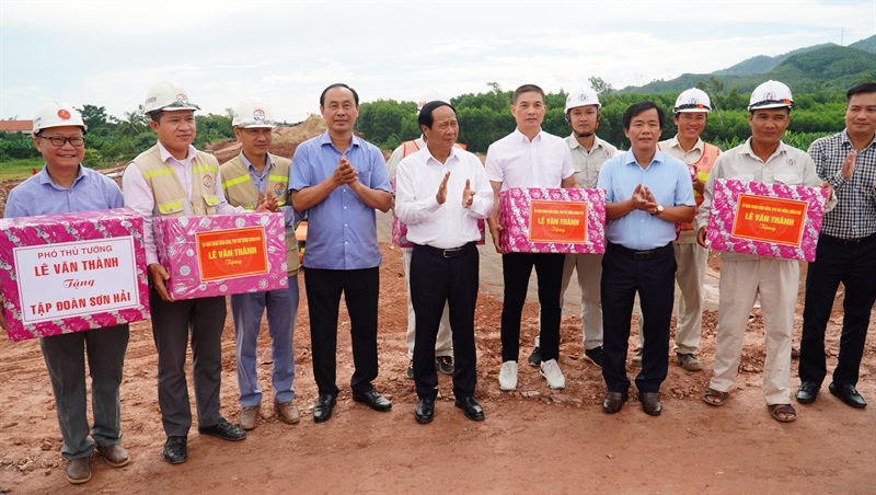 Phó Thủ tướng Chính phủ Lê Văn Thành đã tặng quà các đơn vị đang thi công tuyến Cam Lộ - La Sơn.