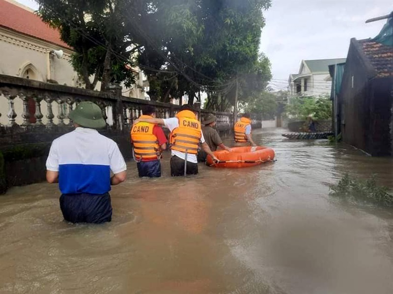 Người dân kê đồ lên cao để bảo vệ tài sản