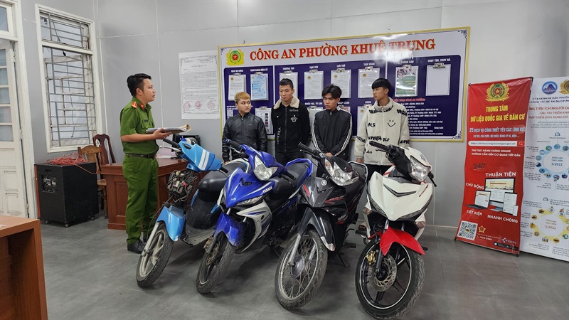 Các đối tượng cùng tang vật vụ án