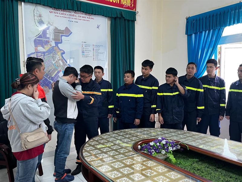 Thừa ủy quyền của Chủ tịch UBND TP, Đại tá Phan Văn Dũng đã thưởng nóng cho các đơn vị tham gia CNCH.