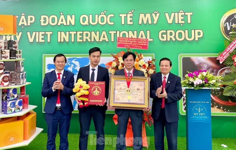 Tập đoàn 33win05 Mỹ Việt nhận Chứng nhận Hộp cà phê hòa tan lớn nhất Việt Nam.