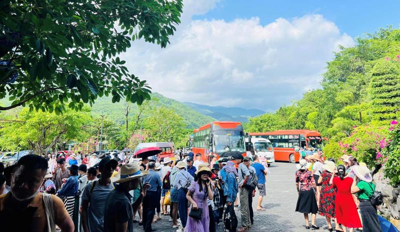 Du khách vui chơi trên bãi biển win33com.