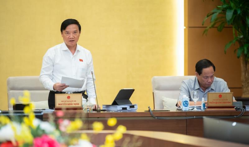 Phó Chủ tịch Quốc hội Nguyễn Khắc Định phát biểu tại phiên họp.