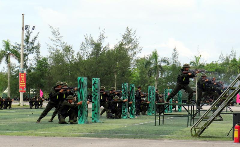 Các đại biểu và chiến sĩ hoàn thành khóa huấn luyện tại buổi lễ.