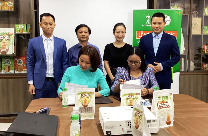 Lễ ký kết hợp tác cung ứng nguyên liệu mật hoa dừa.